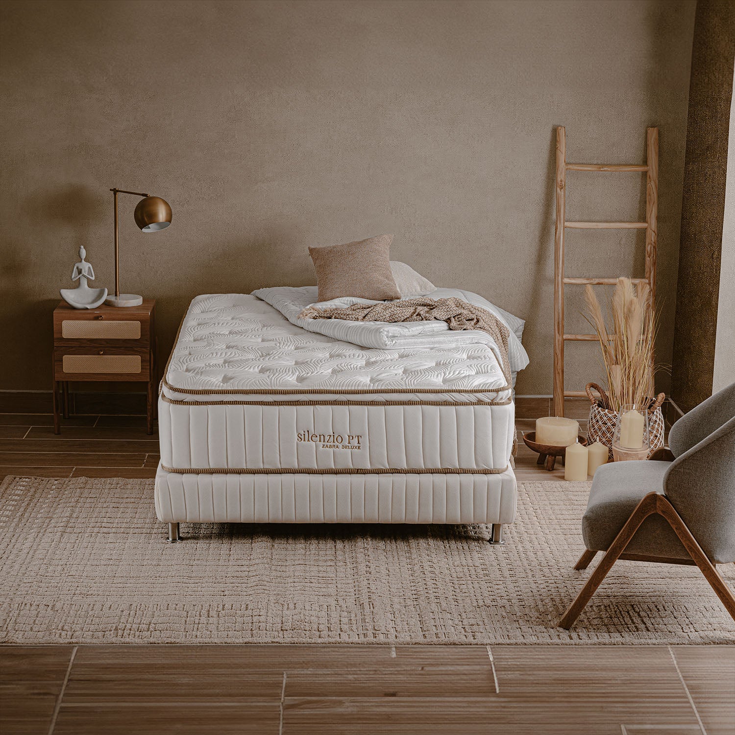 Combo Cama Doble Sabina Off White, Champaña + Colchon Silenzio Pillow Top + 2 Nocheros - Image 14