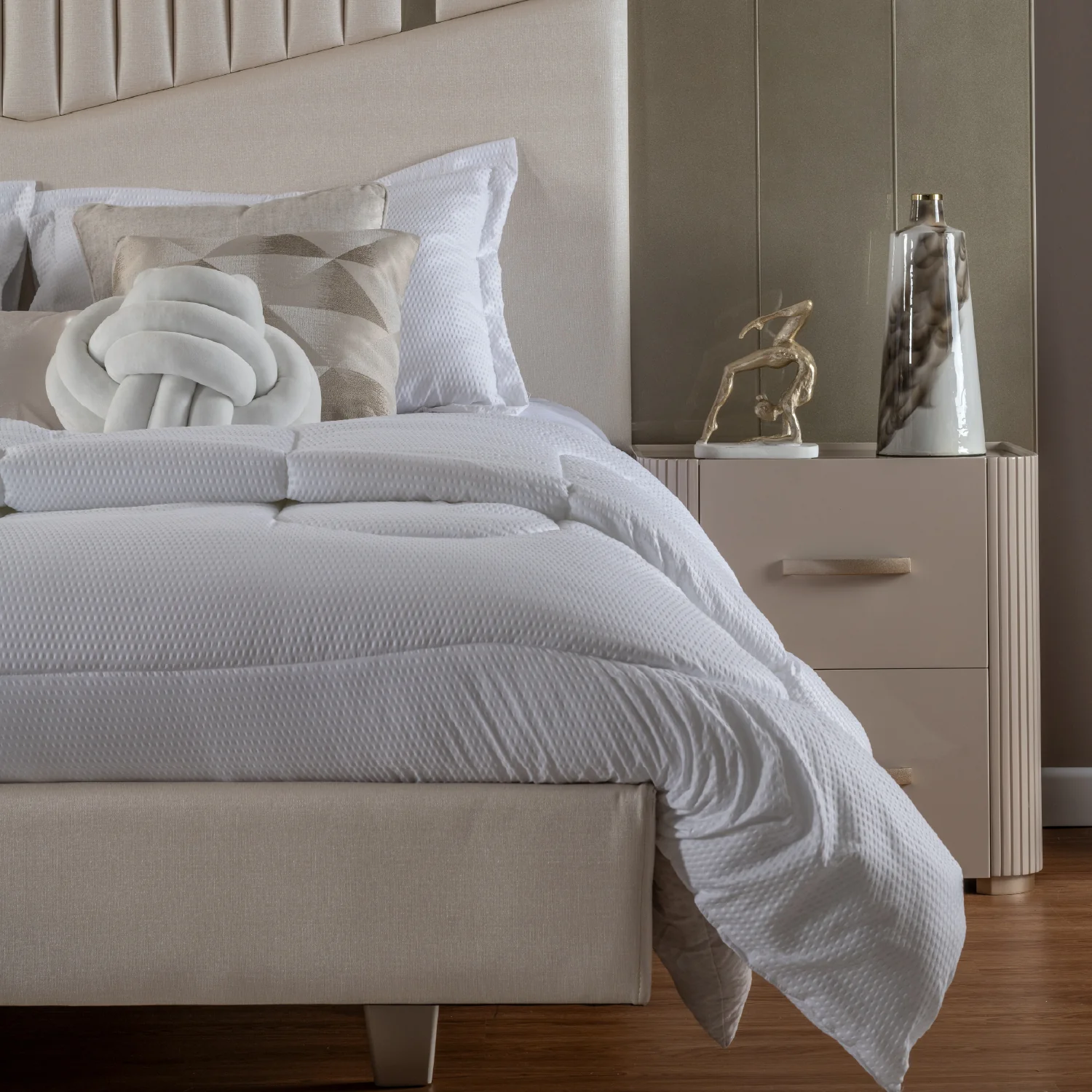 Combo Cama King Sabina Off White, Champaña + Colchon Silenzio Pillow Top + 2 Nocheros - Image 3