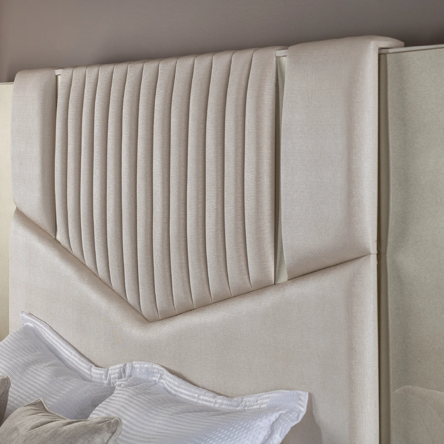 Combo Cama King Sabina Off White, Champaña + Colchon Silenzio Pillow Top + 2 Nocheros - Image 4